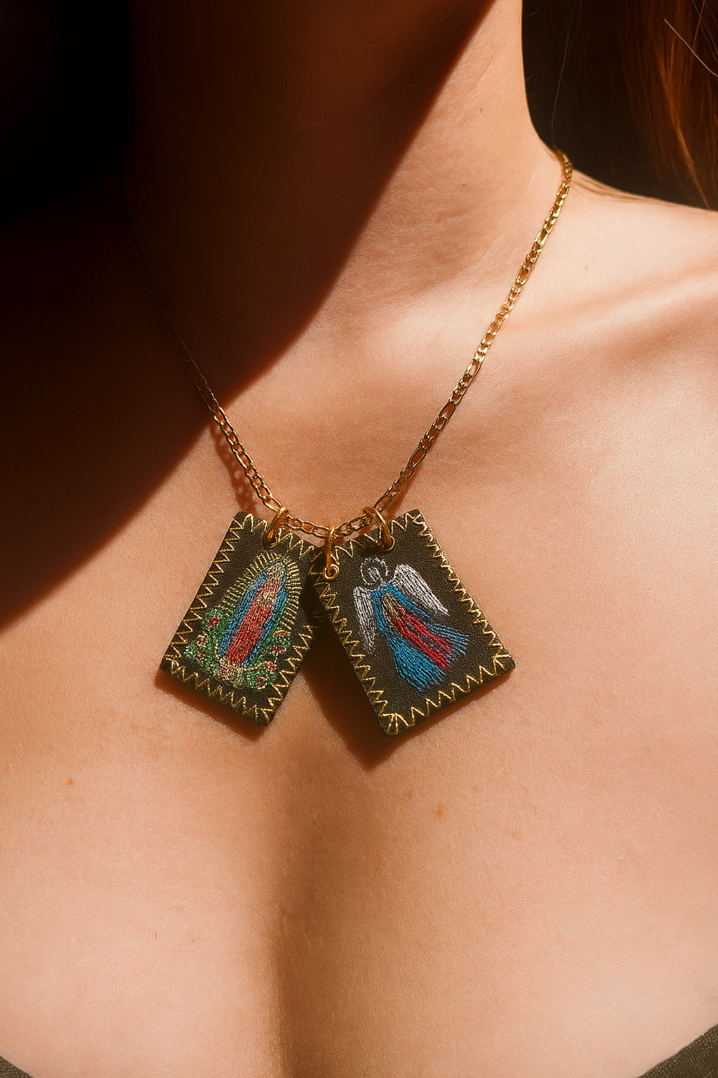 Escapulario con cadenita chapeada en oro 14k